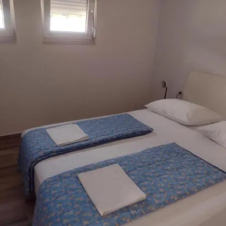 Apartman Franka - 70 M From Sea