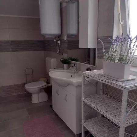 Franka - 70 M From Sea Apartman