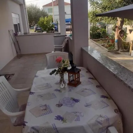 Franka - 70 M From Sea Apartman *