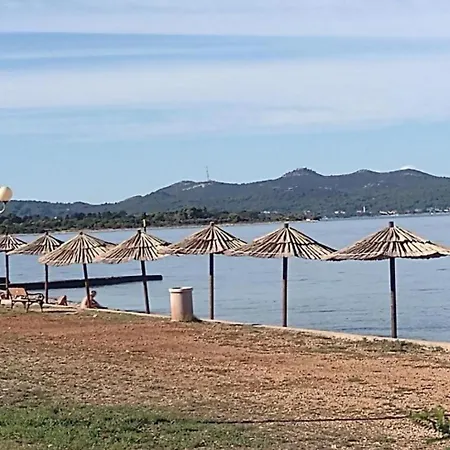 Franka - 70 M From Sea Apartman