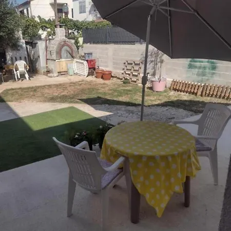 Apartman Franka - 70 M From Sea *