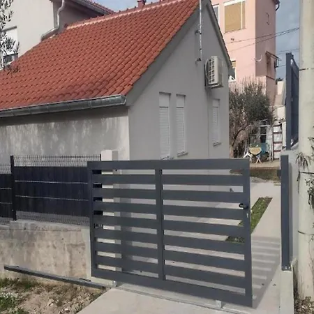 Franka - 70 M From Sea Apartman
